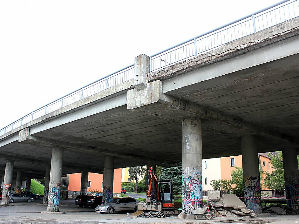 Neopravitelný most přes Mezibořskou ulici v Litvínově. (foto: Mostecký deník)